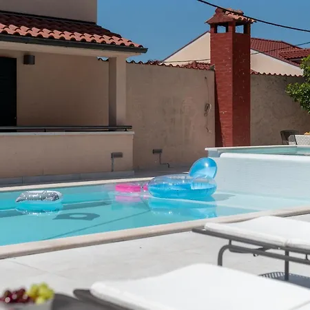 Apartment Villa Lavandula - Swimming Pool View 4*