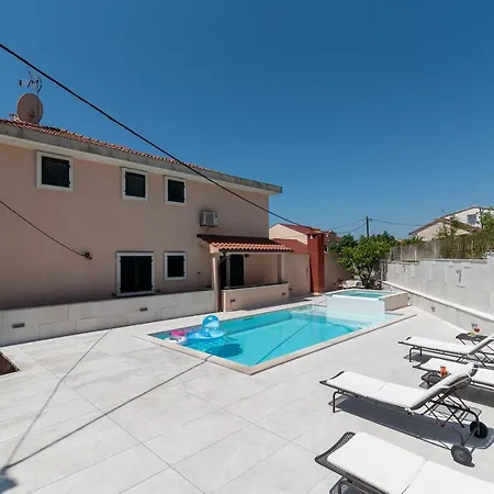 Apartment Villa Lavandula - Swimming Pool View