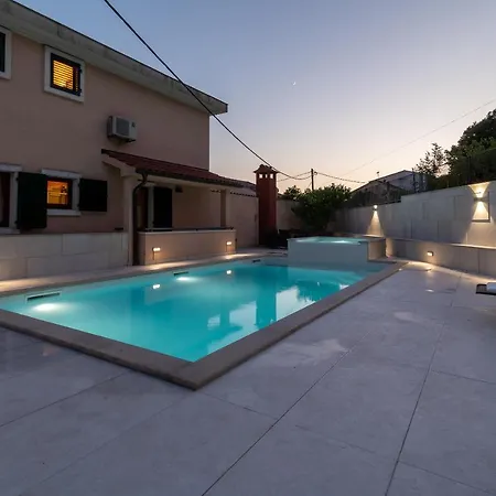 Lavandula - Swimming Pool View Πανσιόν Τρογκίρ