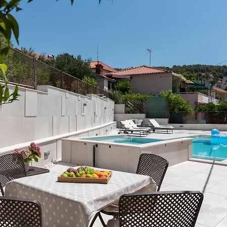Apartment Villa Lavandula - Swimming Pool View 4*