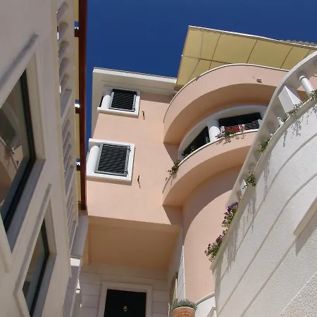 Guest house Apartment Villa Lavandula - Swimming Pool View